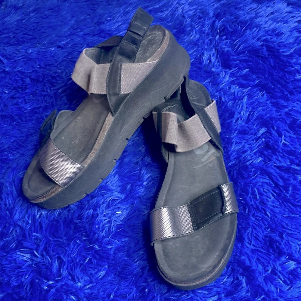 OTBT Off the Beaten Trail Pewter Gray Black Platform Sandals Size 9.5